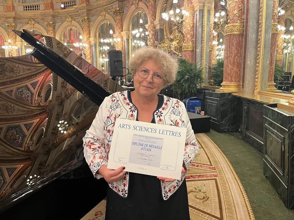 Remise de médaille à Chantal Cadoret